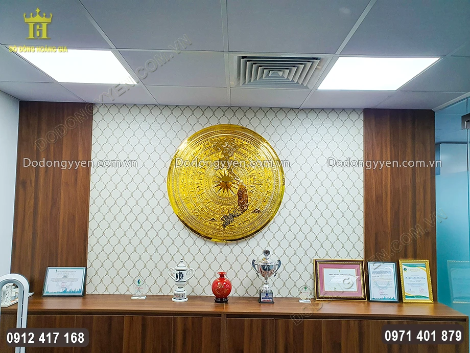 Tranh mặt trống đồng được treo tại kh&ocirc;ng gian l&agrave;m việc sang trọng của doanh nghiệp